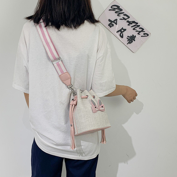 Geanta dama cu ciucuri si aplicatie in trei culori