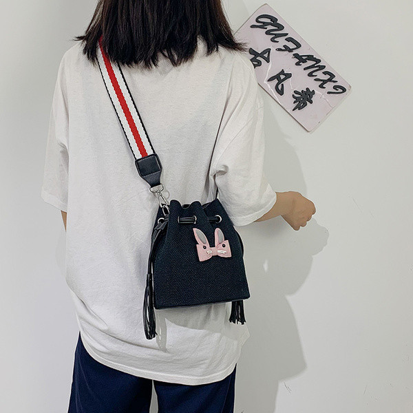 Geanta dama cu ciucuri si aplicatie in trei culori