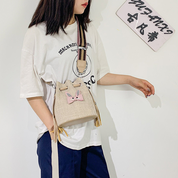 Geanta dama cu ciucuri si aplicatie in trei culori