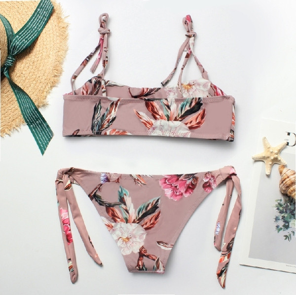 Costum de baie modern din două piese cu model floral