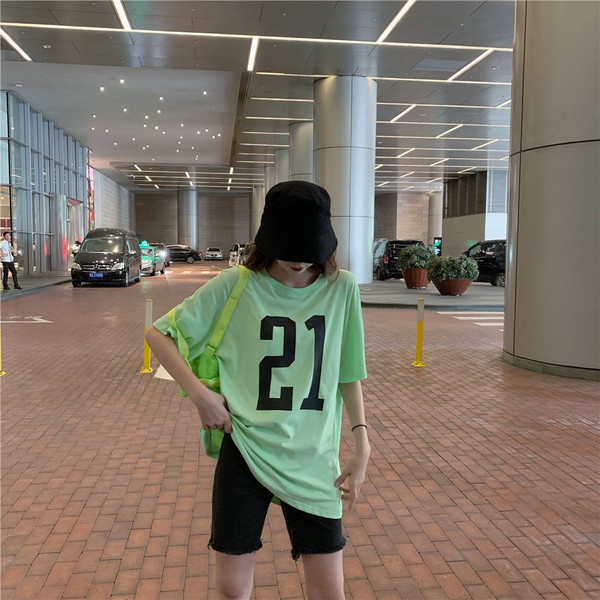 Дамска тениска с апликация в няколко  цвята 