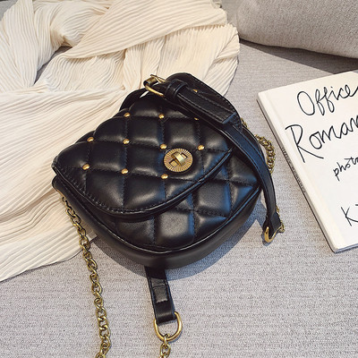 Eko bőrből készült modern női táska fém lánccal és kövekkel