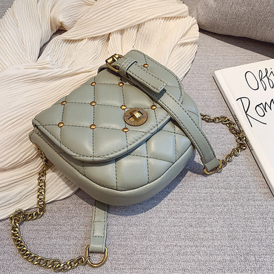 Eko bőrből készült modern női táska fém lánccal és kövekkel