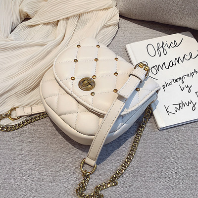 Eko bőrből készült modern női táska fém lánccal és kövekkel