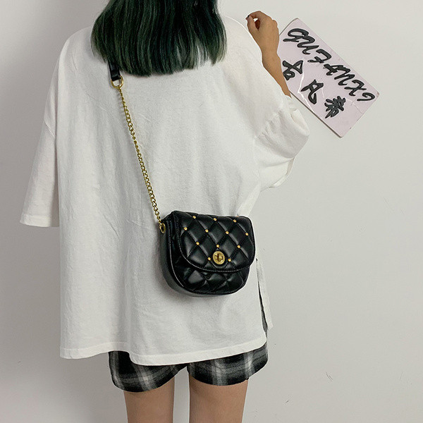 Eko bőrből készült modern női táska fém lánccal és kövekkel