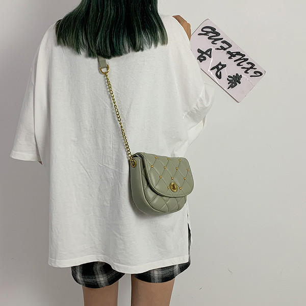 Eko bőrből készült modern női táska fém lánccal és kövekkel