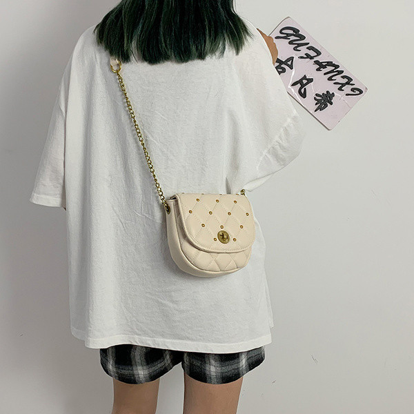 Eko bőrből készült modern női táska fém lánccal és kövekkel