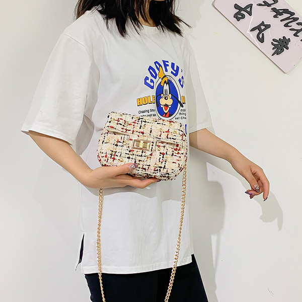 Geanta de dama eleganta cu model colorat si inchidere metalica