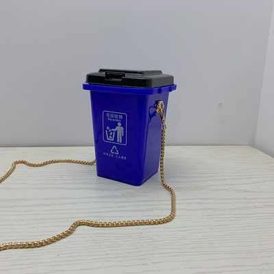 Női táska különböző színekben és fém lánccal