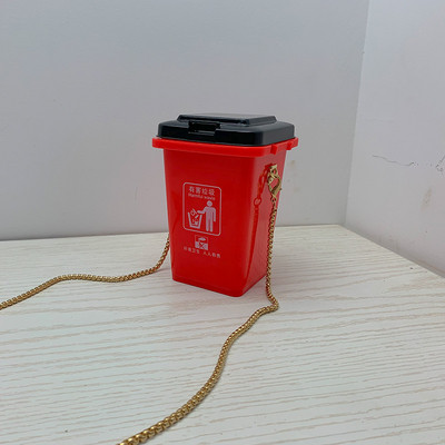 Női táska különböző színekben és fém lánccal