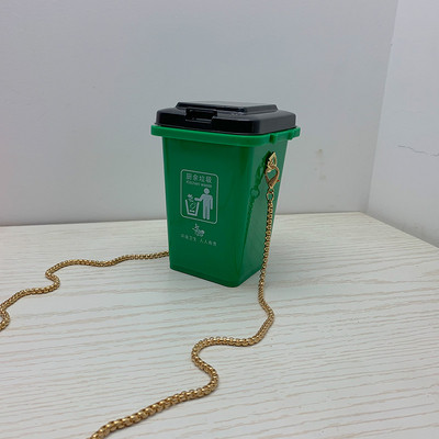 Női táska különböző színekben és fém lánccal