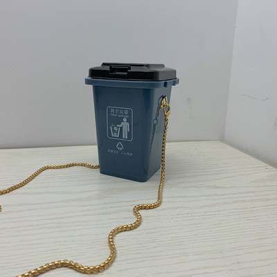 Női táska különböző színekben és fém lánccal