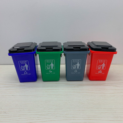 Női táska különböző színekben és fém lánccal