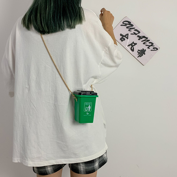 Női táska különböző színekben és fém lánccal