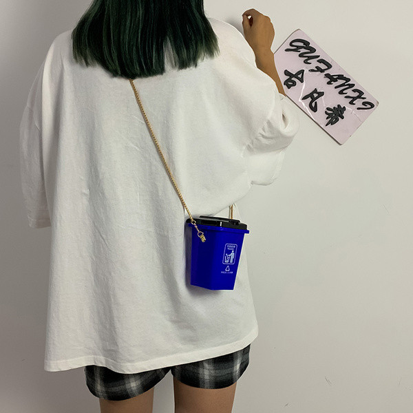 Női táska különböző színekben és fém lánccal