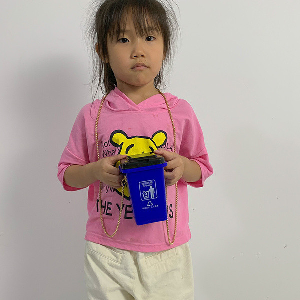 Női táska különböző színekben és fém lánccal