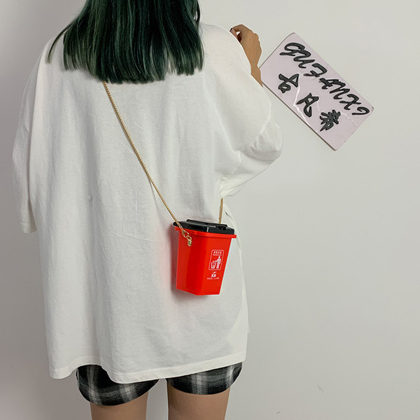 Női táska különböző színekben és fém lánccal