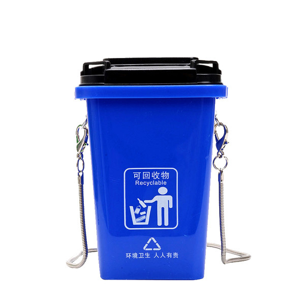 Női táska különböző színekben és fém lánccal