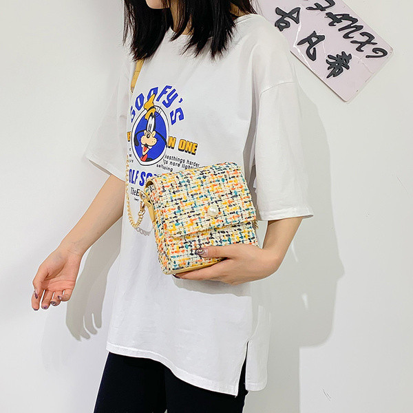 Geantă de zi cu zi pentru femei cu un lanț metalic cu model colorat