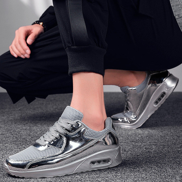 Model nou de adidași pentru bărbați - în trei culori