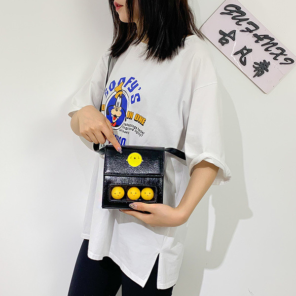 Geanta de dama cu aplicatie colorata in trei culori