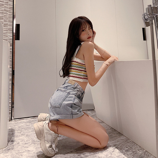 Blugi scurti de dama actuali cu talie inalta