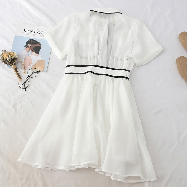 Stílusos női ruha gallérral és rövid ujjú fekete-fehér színben