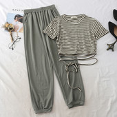 Κομψό και μοντέρνο γυναικείο σετπου περιλαμβάνει ένα ριγωτό μπλουζάκι με κορδόνια  και παντελόνι σε δύο χρώματα