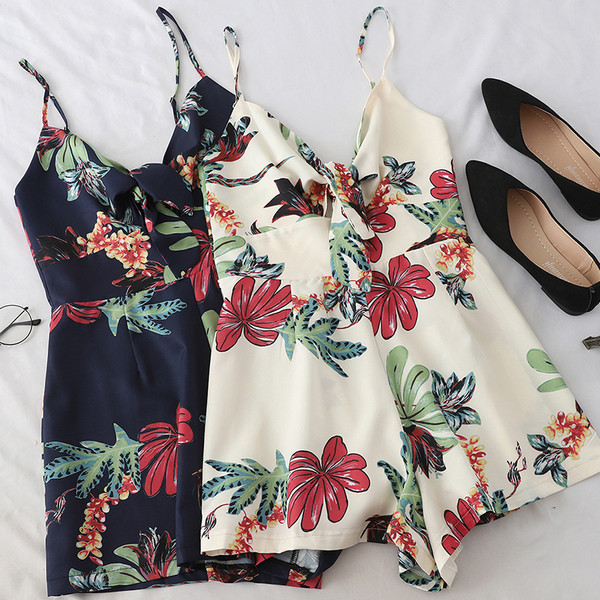 Καλοκαιρινή γυναικεία ολόσωμη φόρμα  με λεπτούς ιμάντες ώμου και φυτικά μοτίβα σε λευκό και μπλε χρώμα