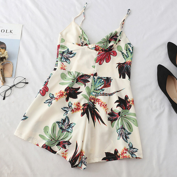 Καλοκαιρινή γυναικεία ολόσωμη φόρμα  με λεπτούς ιμάντες ώμου και φυτικά μοτίβα σε λευκό και μπλε χρώμα