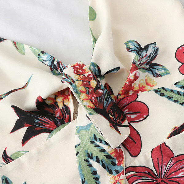 Καλοκαιρινή γυναικεία ολόσωμη φόρμα  με λεπτούς ιμάντες ώμου και φυτικά μοτίβα σε λευκό και μπλε χρώμα