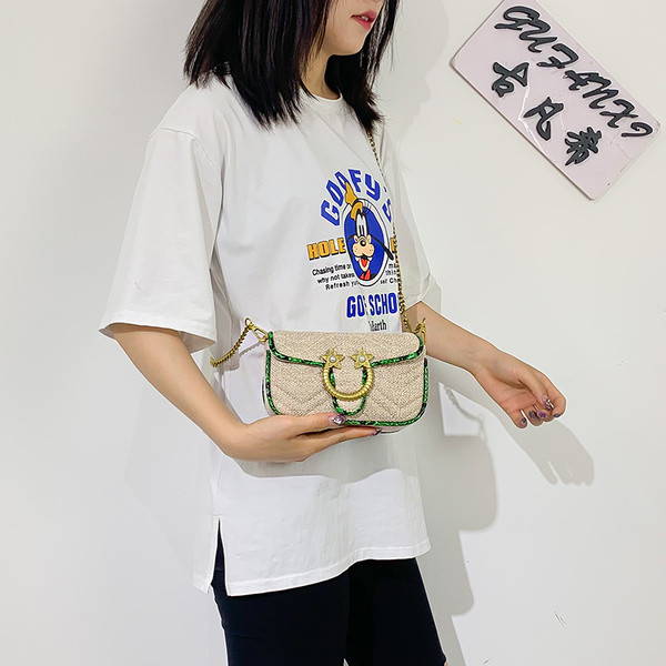 Geanta de dama moderna cu element metalic si lant