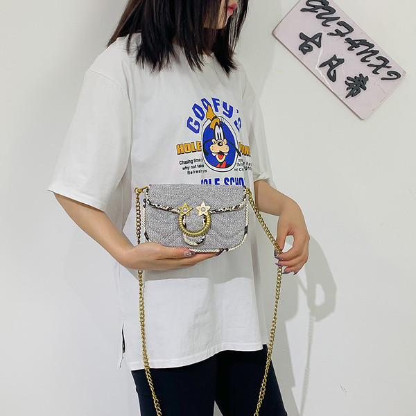 Geanta de dama moderna cu element metalic si lant