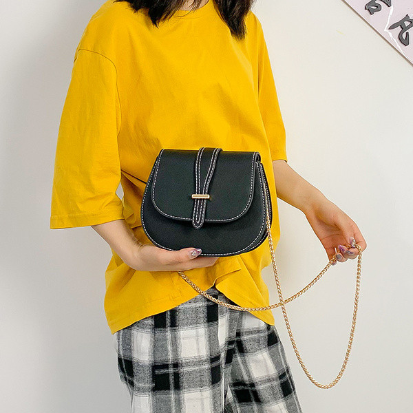 Geanta de dama din piele ecologica cu inchizatoare metalica si lant