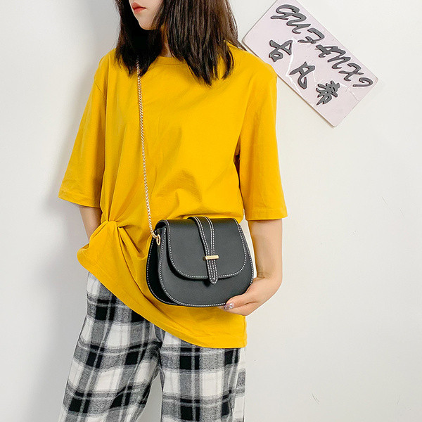 Geanta de dama din piele ecologica cu inchizatoare metalica si lant