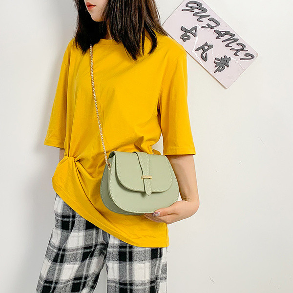 Geanta de dama din piele ecologica cu inchizatoare metalica si lant