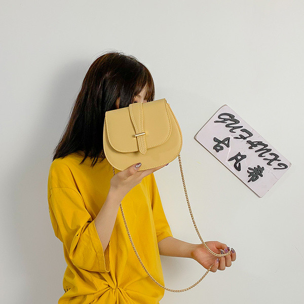 Geanta de dama din piele ecologica cu inchizatoare metalica si lant