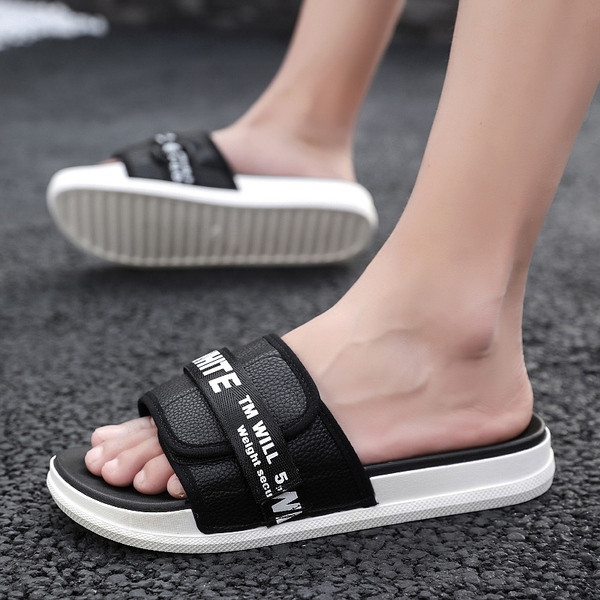 Model nou de papuci barbatesti in trei culori cu inscriptii