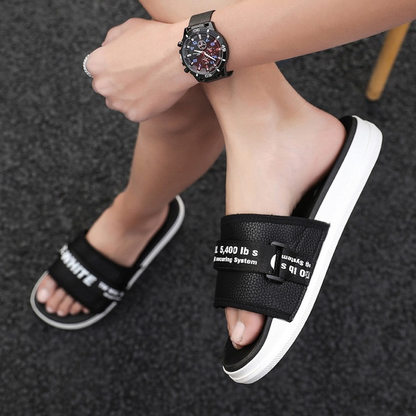 Model nou de papuci barbatesti in trei culori cu inscriptii