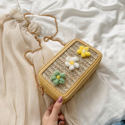 Geanta de dama cu decor 3D si lant metalic in patru culori