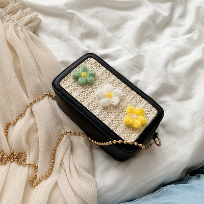 Geanta de dama cu decor 3D si lant metalic in patru culori