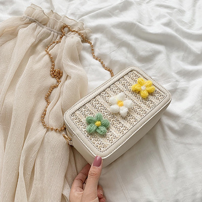 Geanta de dama cu decor 3D si lant metalic in patru culori