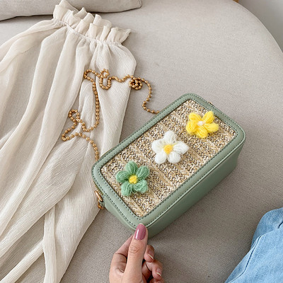 Geanta de dama cu decor 3D si lant metalic in patru culori