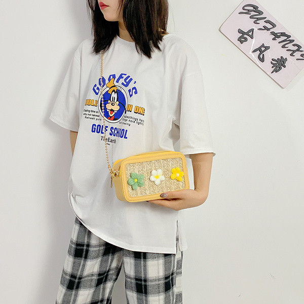 Geanta de dama cu decor 3D si lant metalic in patru culori