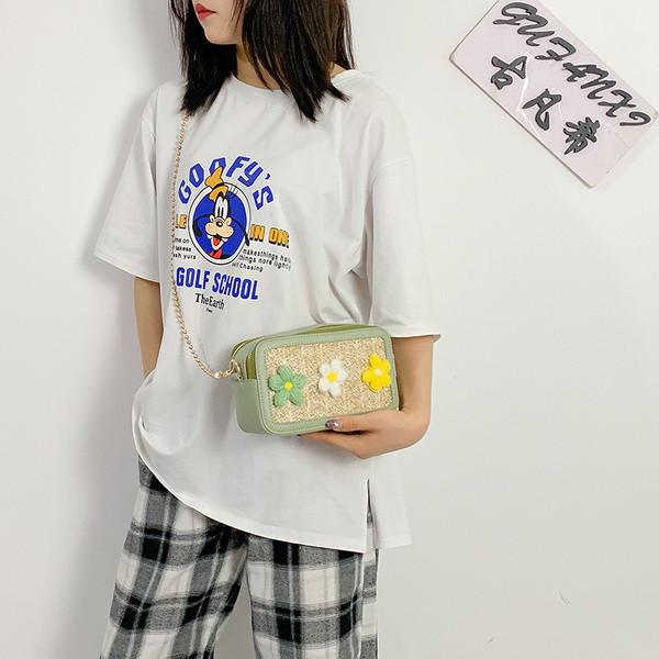 Geanta de dama cu decor 3D si lant metalic in patru culori