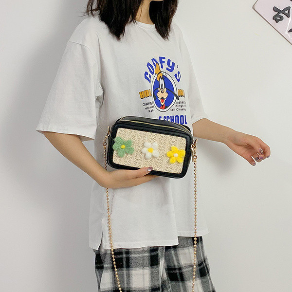 Geanta de dama cu decor 3D si lant metalic in patru culori