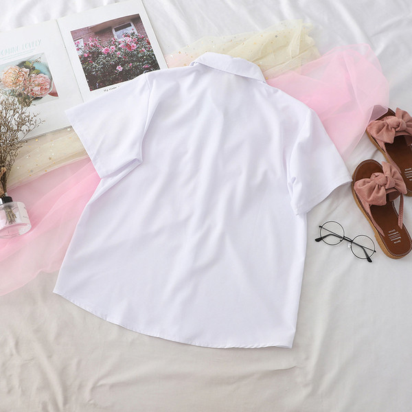 Cămașă elegantă de damă, cu mâneci scurte și o panglică în alb