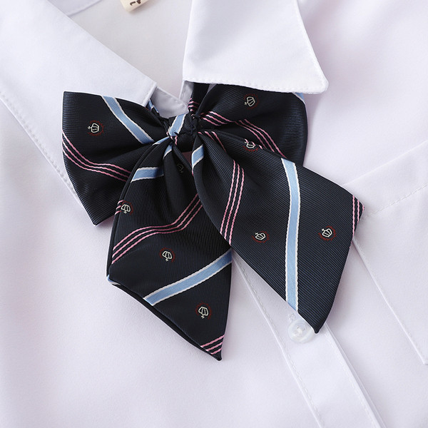 Cămașă elegantă de damă, cu mâneci scurte și o panglică în alb