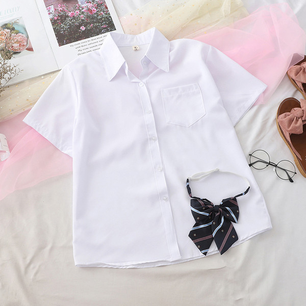 Cămașă elegantă de damă, cu mâneci scurte și o panglică în alb