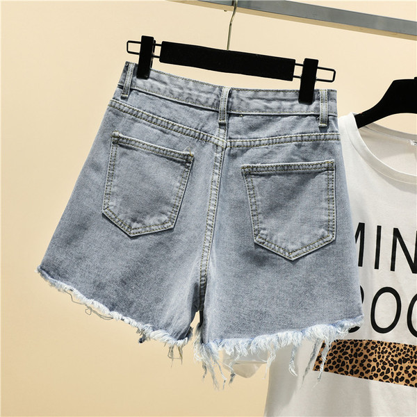 Pantaloni scurți de damă din denim cu motive rupte